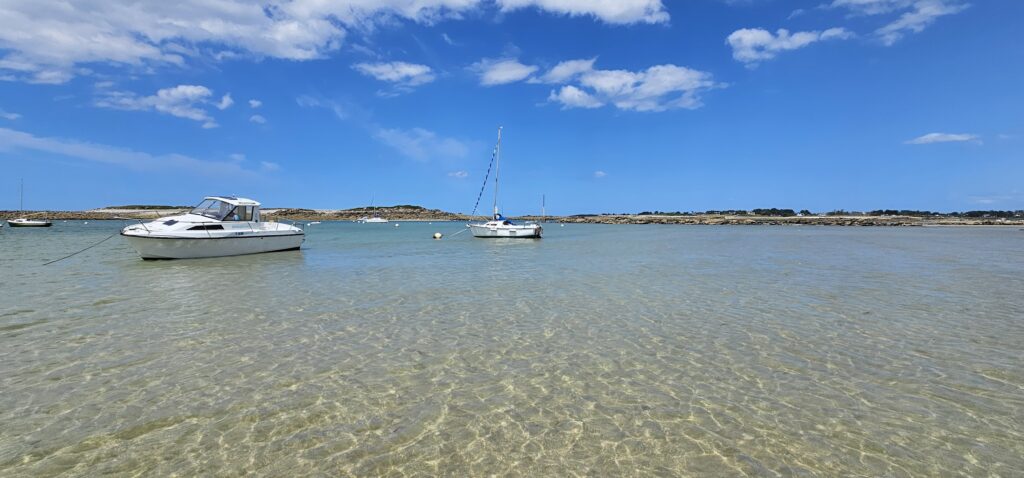 Bateaux dans les eaux claires de l'Île Grande — Pleumeur-Bodou