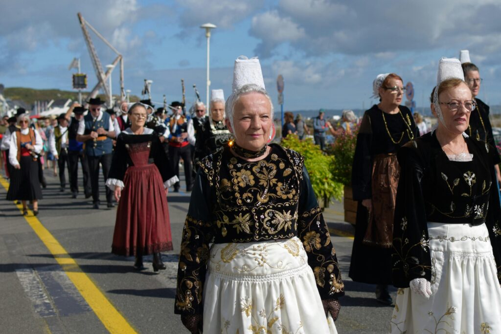 Fest-dez en costume breton — animation culturelle Côte de Granit Rose