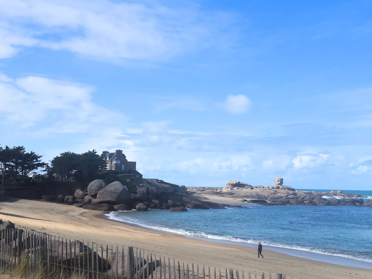 Plage de Coz-Pors à Trégastel — chaos granitiques roses et mer turquoise