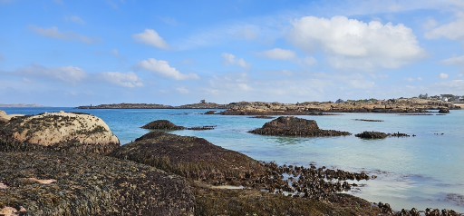 Marée basse sur la Côte de Granit Rose en avril - rochers et mer turquoise