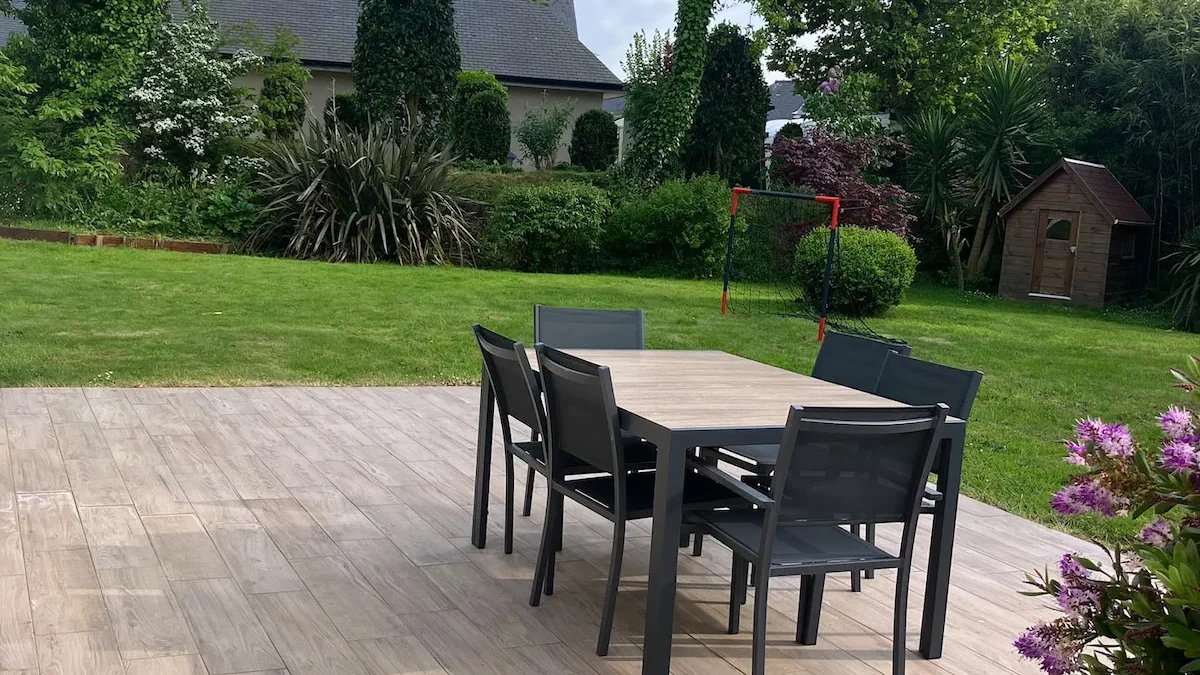 Terrasse et jardin d'une résidence secondaire sur la Côte de Granit Rose au printemps